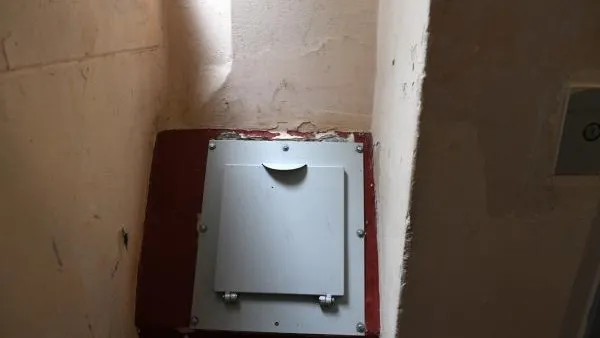 В Москве мужчина залез в мусоропровод и застрял