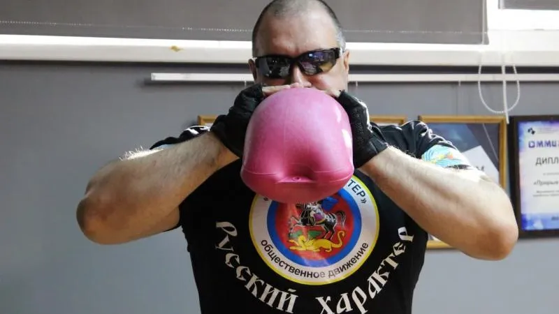 «Я не буду тебя хоронить»: силач-экстремал из Люберец рассказал, как к его необычным трюкам относятся родные  
