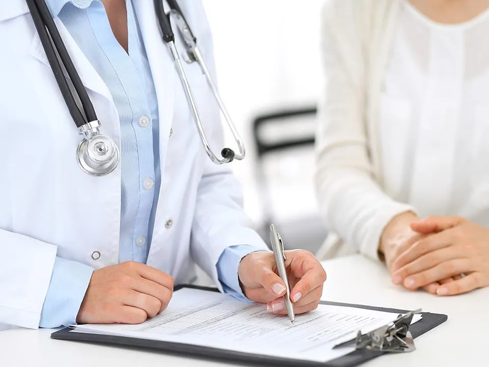 «Можно заразиться в спортзале и бассейне»: чем опасен распространяющийся в Европе супергрибок