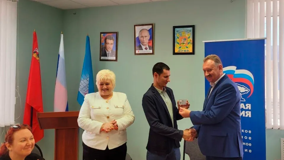 Глава м.о. Зарайск Виктор Петрущенко (справа) вручает удостоверение главе местной Ассоциации ветеранов СВО Михаилу Минаеву (в центре). Фото: vk.com/Елена Белкина