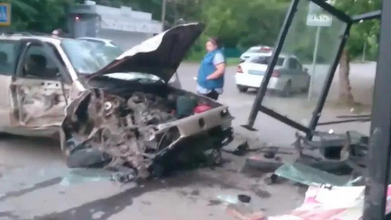 Водитель иномарки протаранил автобусную остановку в Пушкино