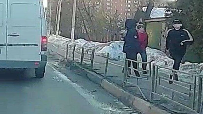 Юные хулиганы в Апрелевке кинули лед в лобовое стекло проезжавшего мимо микроавтобуса