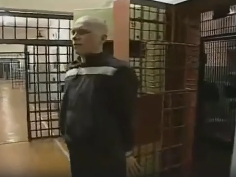 Кадр из фильма «Криминальная Россия. Тварь дрожащая». Режиссер Д. Трофимов. 2006 год