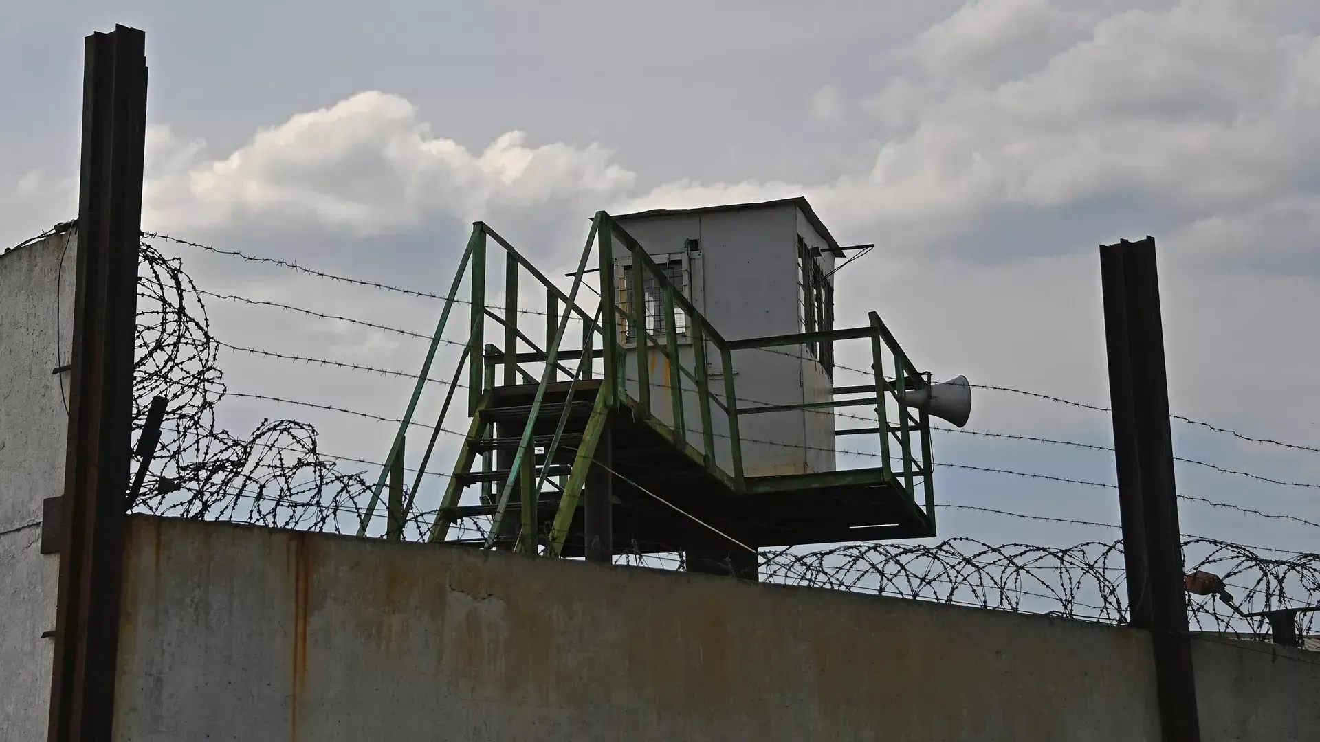 Колония в Тюменской области срочно начала набор надзирателей по объявлению