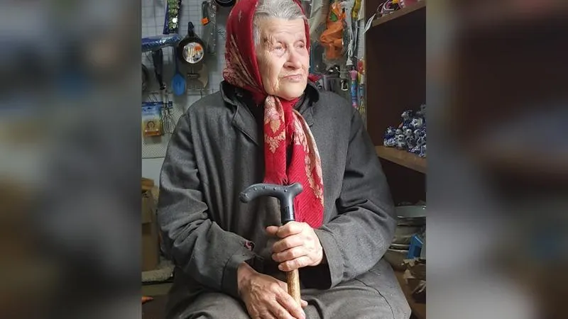Бабушку-дворника, на попечении у которой две маленькие внучки, обобрали продавщицы