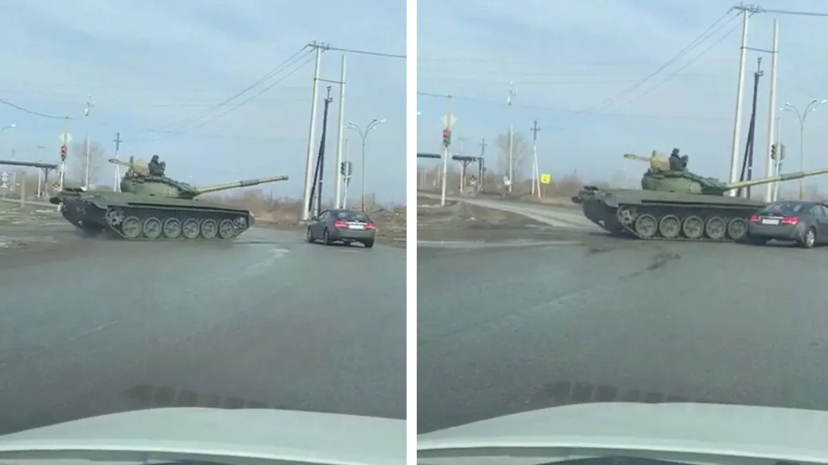 Танк в Нижнем Тагиле снес легковушку на перекрестке и попал на видео