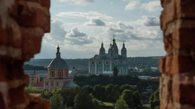 «Весеннее обострение»: россияне оценили поступок жителя Смоленска, сбросившего вазу с пятого этажа