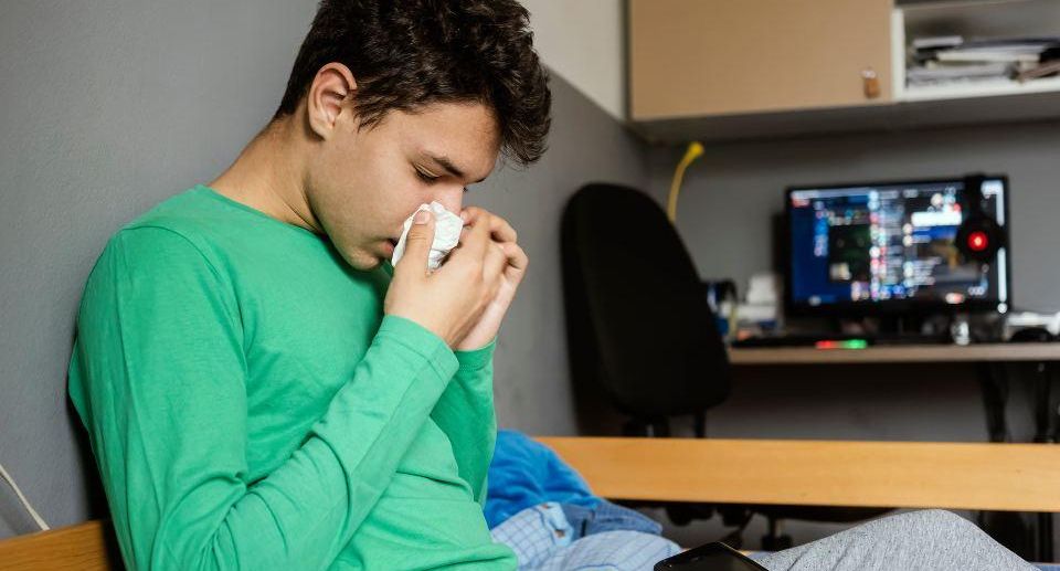 Эпидемиолог: противостоять вирусам можно, проветривая помещение