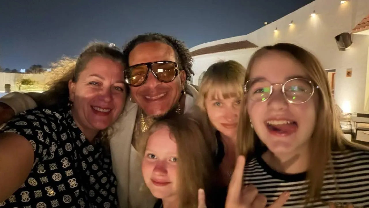 Сбежал от фанатов, но встретил туристок: кубинская легенда оказалась в одном отеле с подмосковными мамами