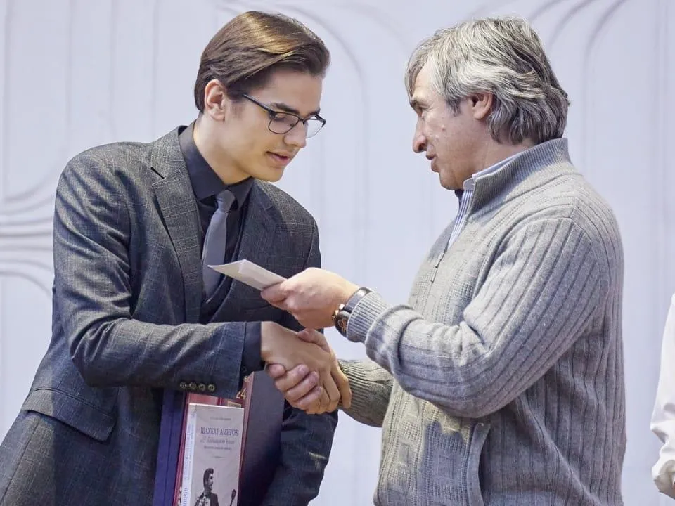 Иван Попов получает награду.&nbsp;Фото: Музыкальный колледж им. А. Н. Скрябина