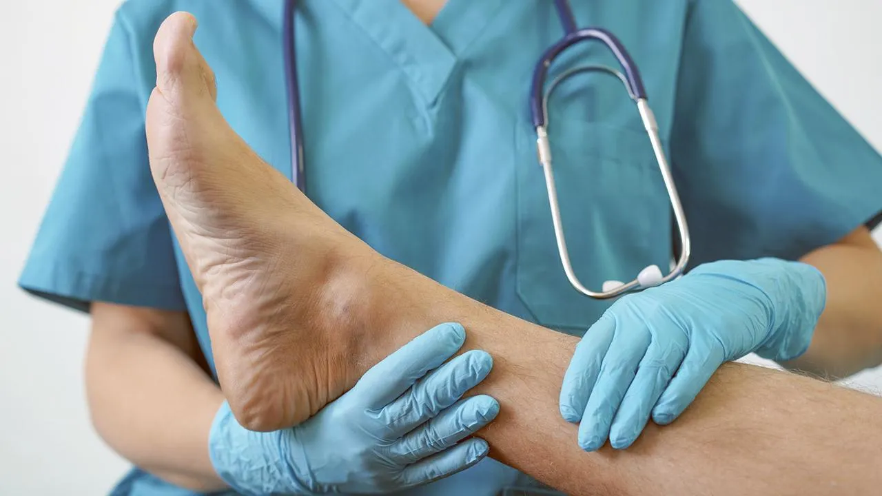 Резкая боль и отек конечности: врач предупредила о скрытых признаках смертельно опасного тромбоза