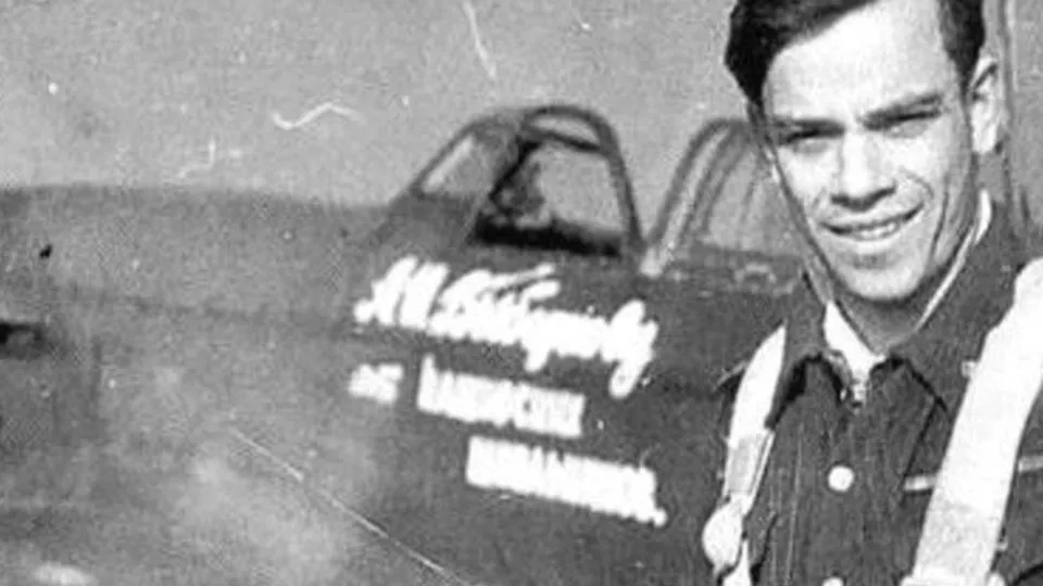 Александр Выборнов у своего легендарного самолета. Фото: архив пресс-службы администрации г.о. Кашира