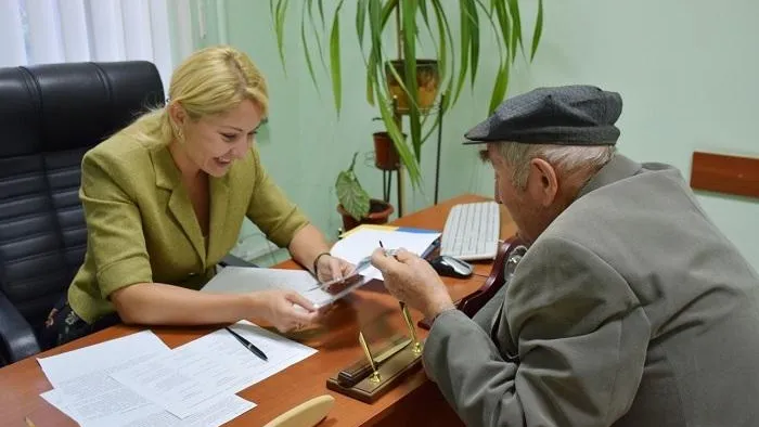 Пенсионер из Люберец получает уведомления о налогах из разных городов РФ
