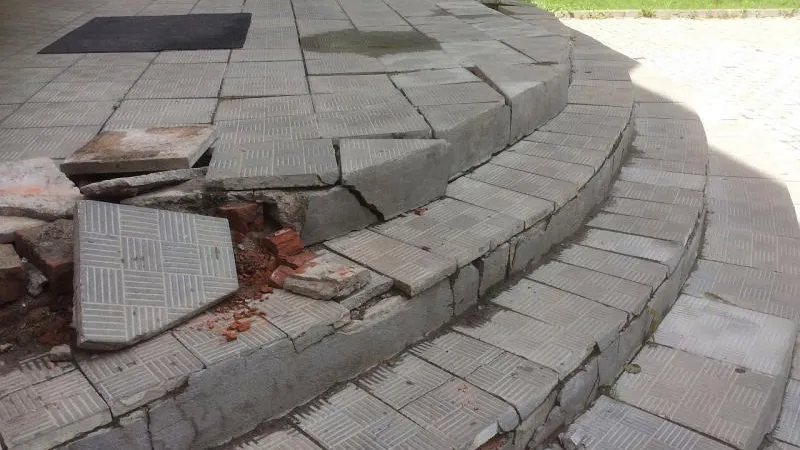 Лестницу торгового центра в Звенигороде неделями не могут починить из-за дождей