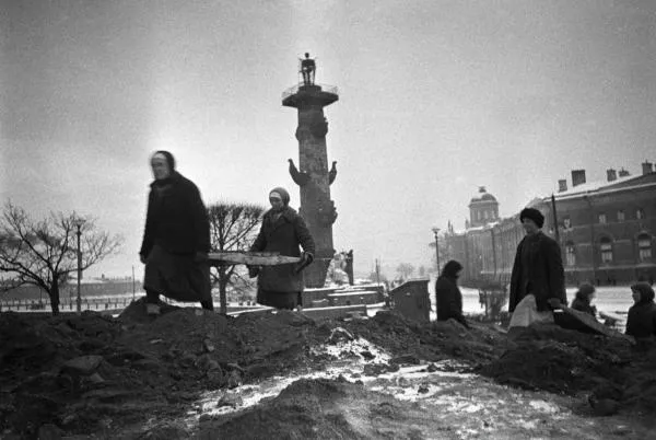 Великая Отечественная война 1941–1945 годов. Блокада Ленинграда. Гражданское население ведет строительство оборонительных сооружений на стрелке Васильевского острова.