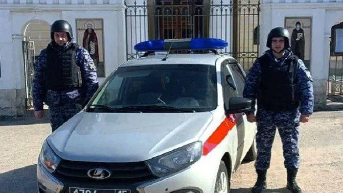Сотрудники Росгвардии задержали мужчину, который выломал дверь и проник в магазин в Чехове
