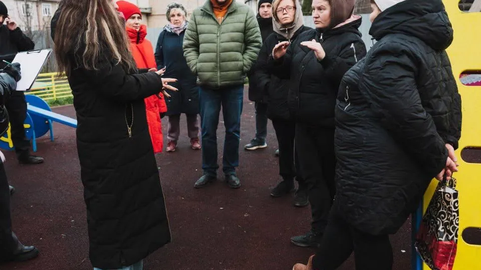 Замглавы Вера Алексеева (слева) на встрече с жителями деревни Мизиново. Фото: пресс-служба администрации г.о. Лосино-Петровский