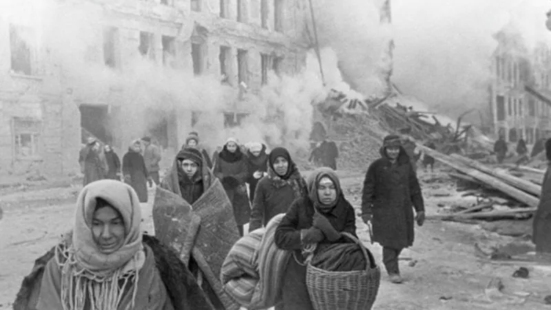 Помню обледенелые трупы, мертвых младенцев и суп из муки