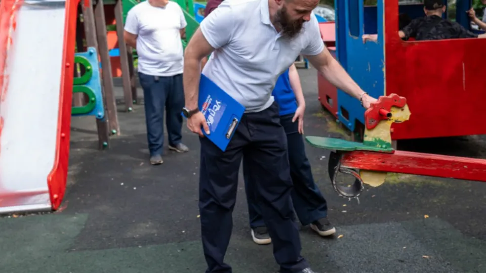 Начальник управления благоустройства, транспорта и дорожной инфраструктуры Павел Никишкин осмотрел детскую игровую площадку во дворе домов №7 и №9 по улице Школьной. Фото: пресс-служба администрации г.о. Фрязино