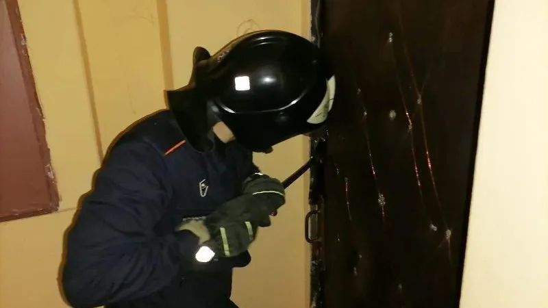 Спасатели пришли на помощь пожилой женщине, стучавшей в дверь своей квартиры