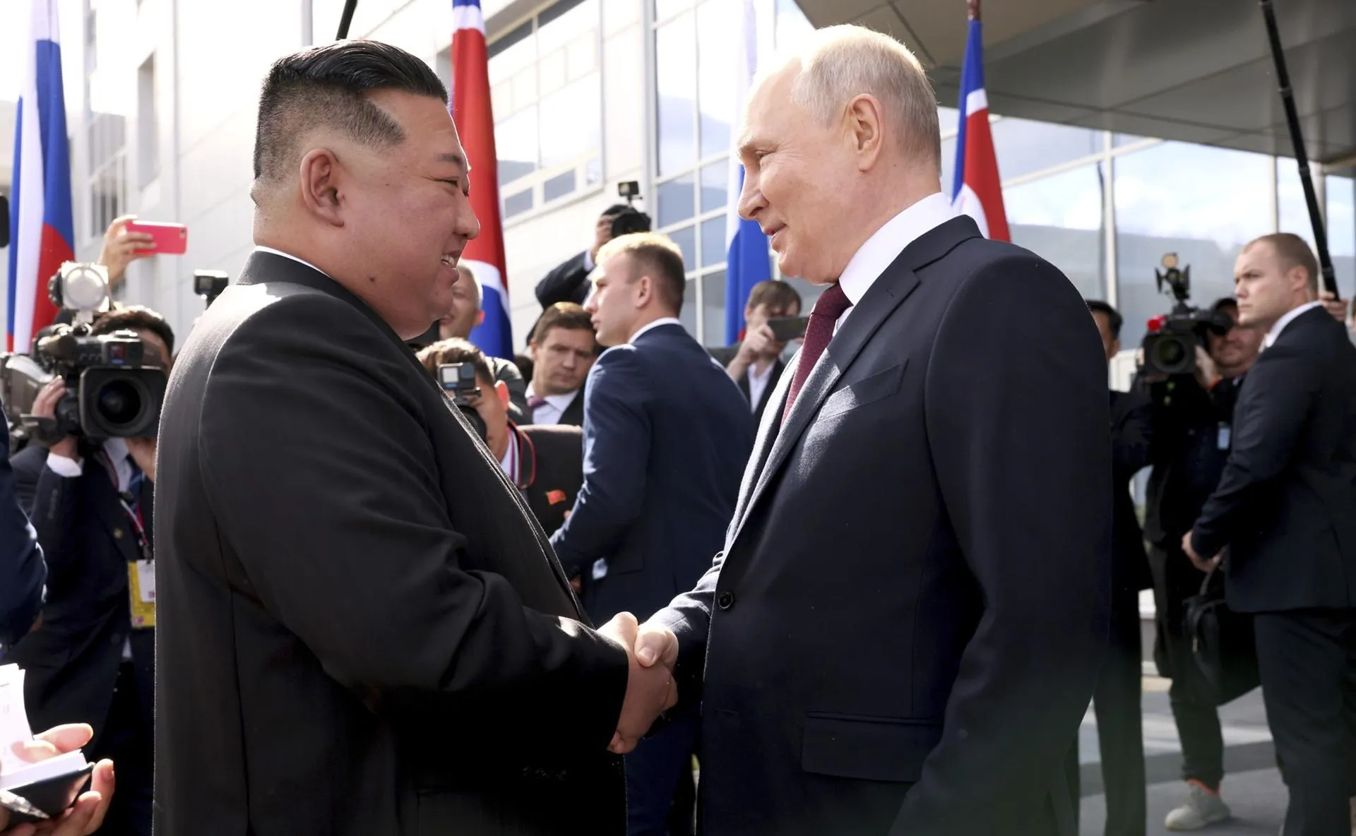 Северокорейский лидер Ким Чен Ын и его российский коллега Владимир Путин. Фото: Mikhail Metzel / Kremlin Pool
