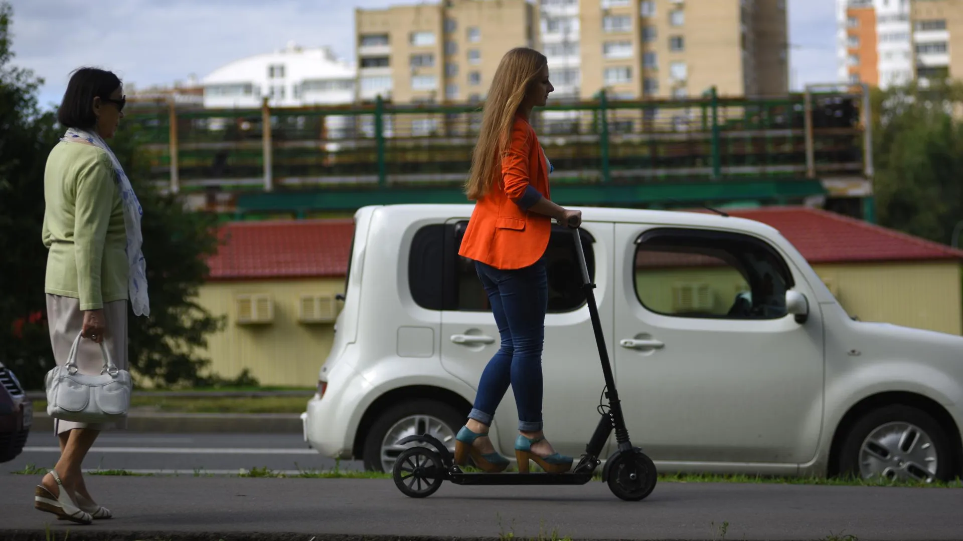 В Общественной палате РФ заявили, что убрать электросамокаты с дорог и тротуаров невозможно