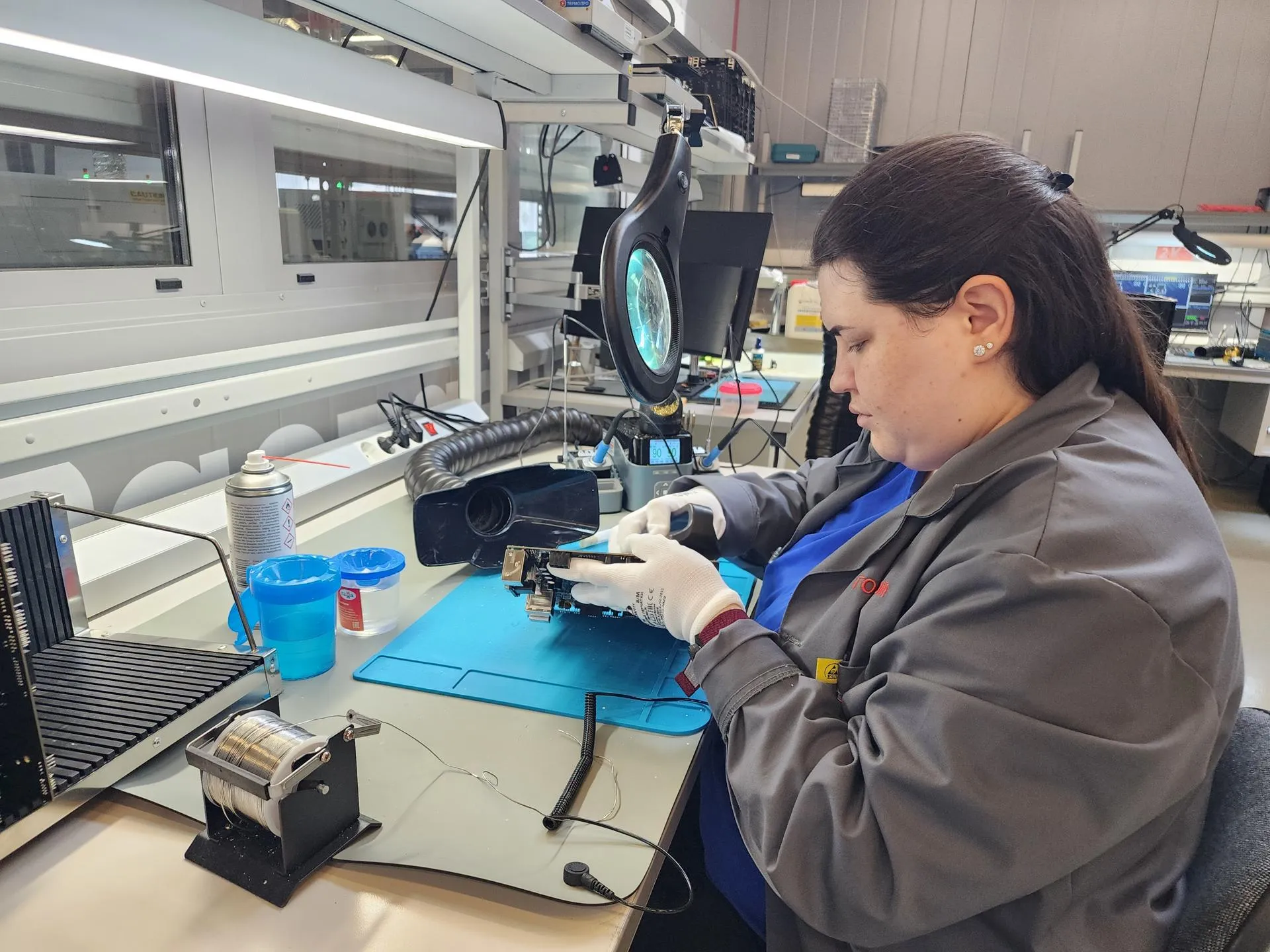 В процессе производства компьютеров занято более 100 специалистов, среди которых инженеры, сборщики и программисты. Фото: REGIONS/Наталья Дорошева