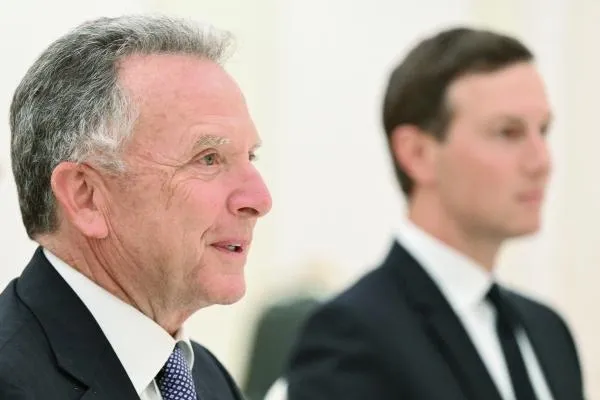 Спецпосланник президента США Стивен Уиткофф (слева) и зять президента США Джаред Кушнер во время встречи с Владимиром Путиным