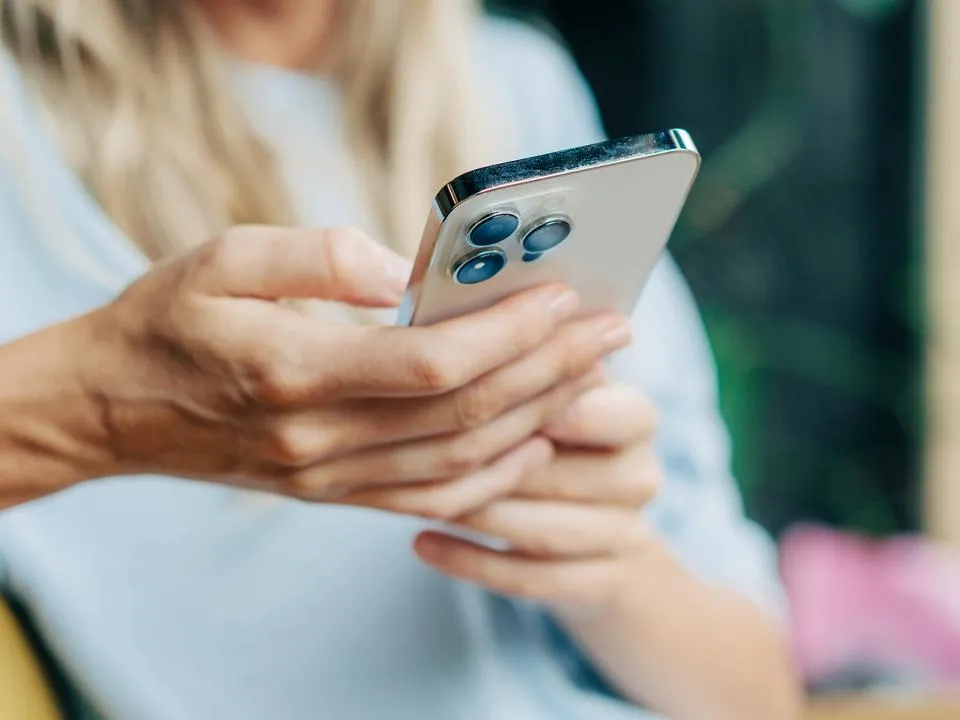 iOS 26 — стоит ли устанавливать? Смартфоны зависают, батареи не заряжаются, исчезают иконки и фото