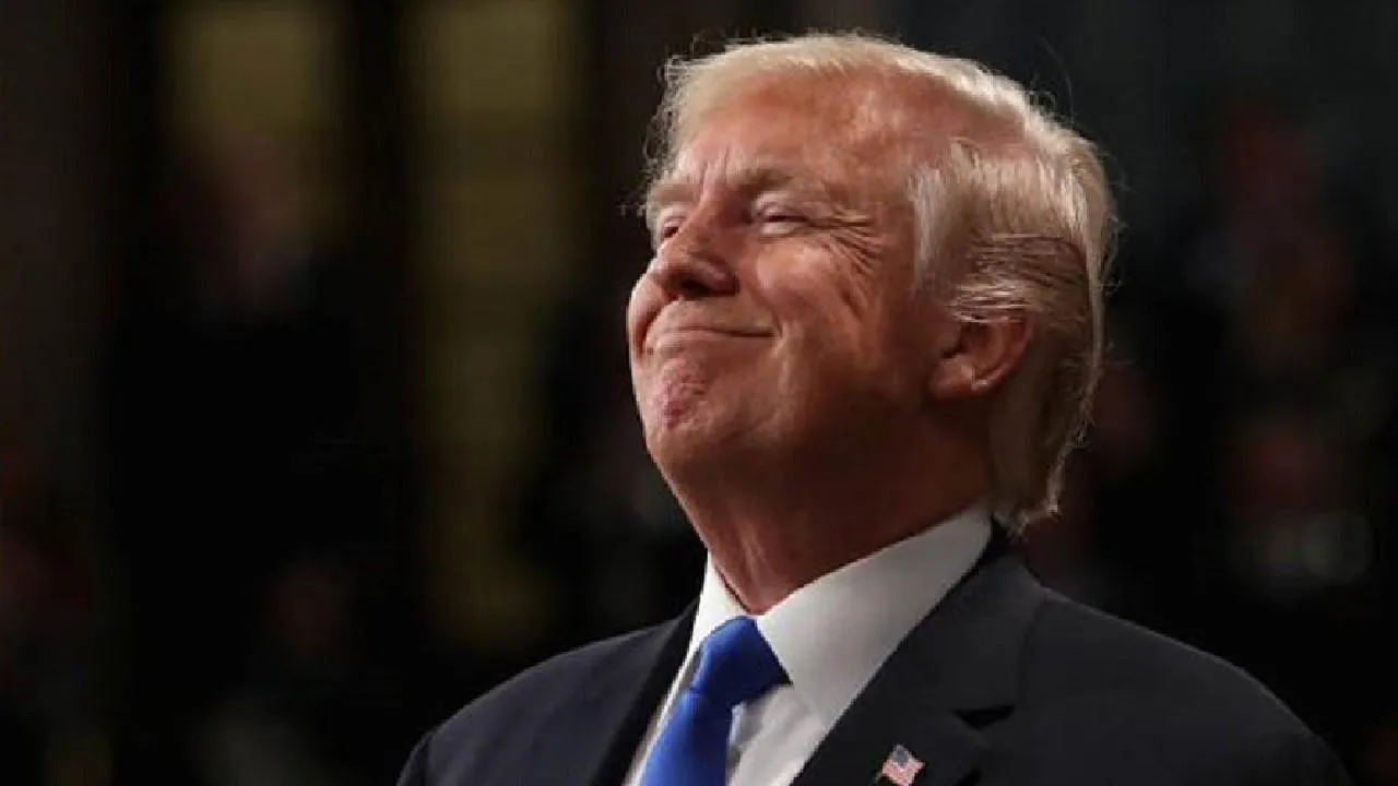 На маркетплейсах начали продавать футболки с «папочкой Трампом»