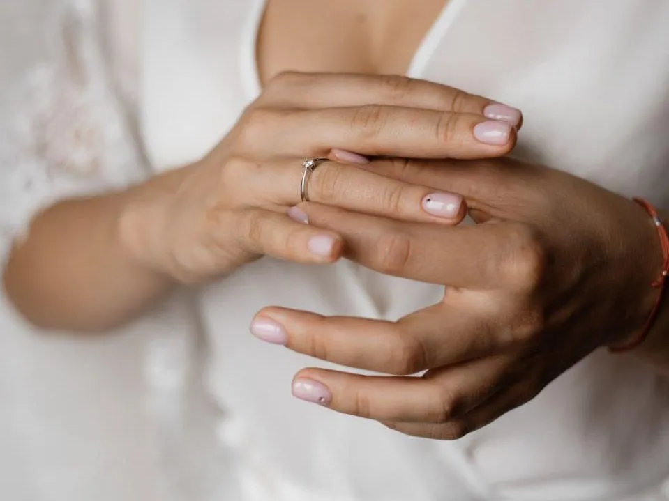 «Отдаляет от замужества»: эзотерик объяснила, почему нельзя носить обычное кольцо на безымянном пальце