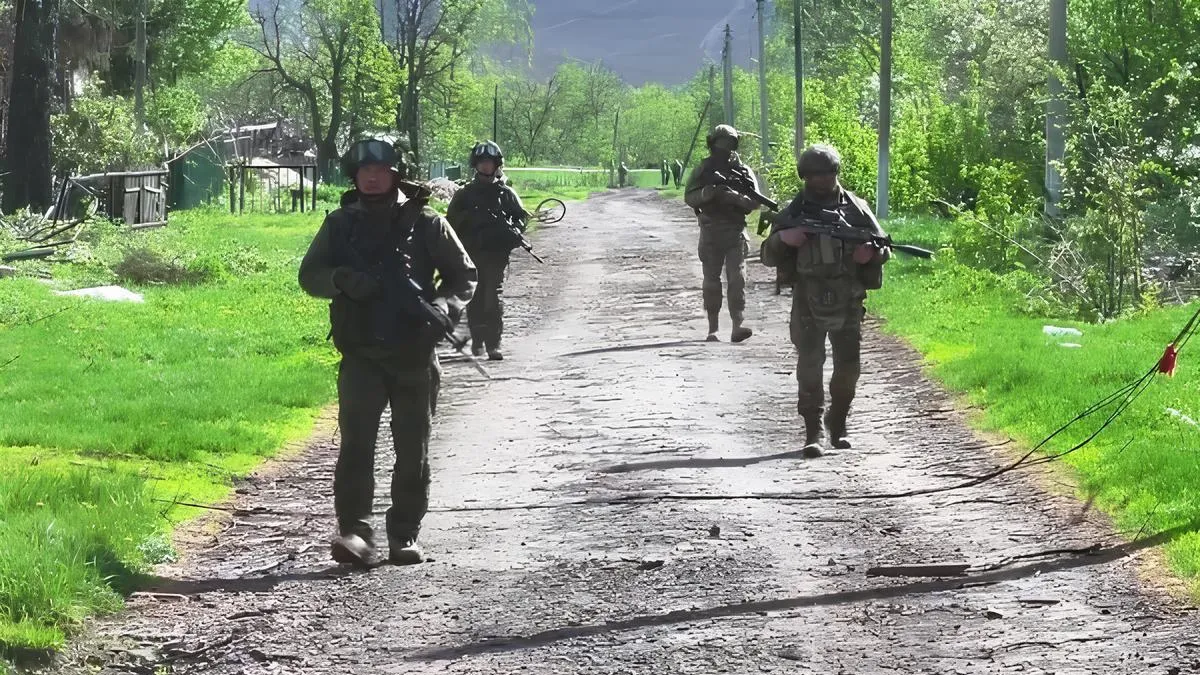 Военнослужащие ВС России и ВС КНДР в освобожденном населенном пункте в Суджанском районе Курской области