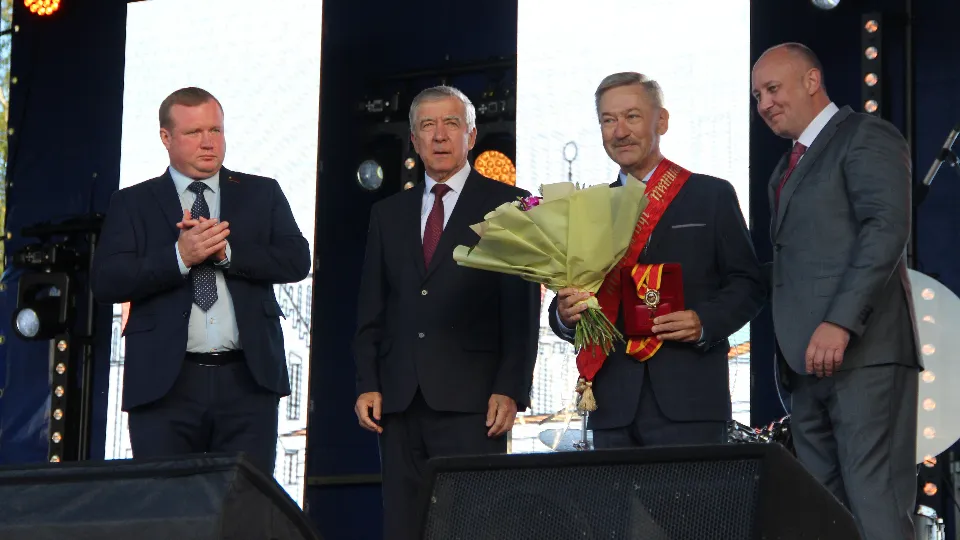 Александр Шмельков на фото третий слева. Фото: REGIONS/Василий Тремасов