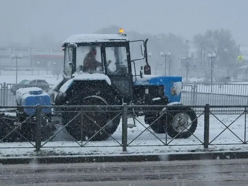 Дорожные службы Подмосковья приступили к расчистке трасс после снежного удара