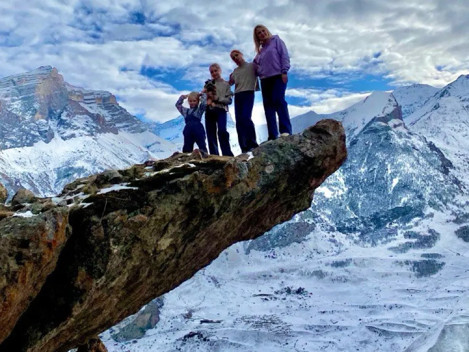 Мама Алена Прохорова со средними и младшей дочерьми. Фото: личный архив Алены Прохоровой