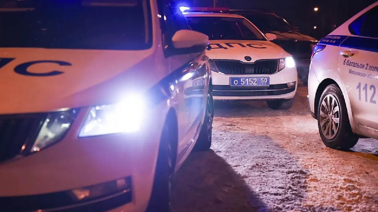 В результате ДТП пассажирский автобус откинуло к зданию института в Тюмени