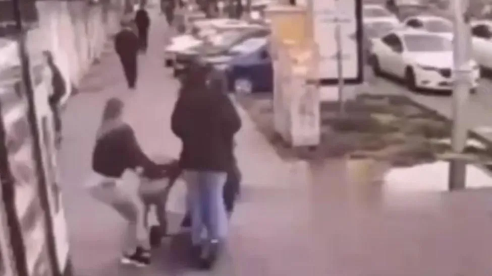 Две девушки на одном самокате протаранили коляску с младенцем в Краснодаре